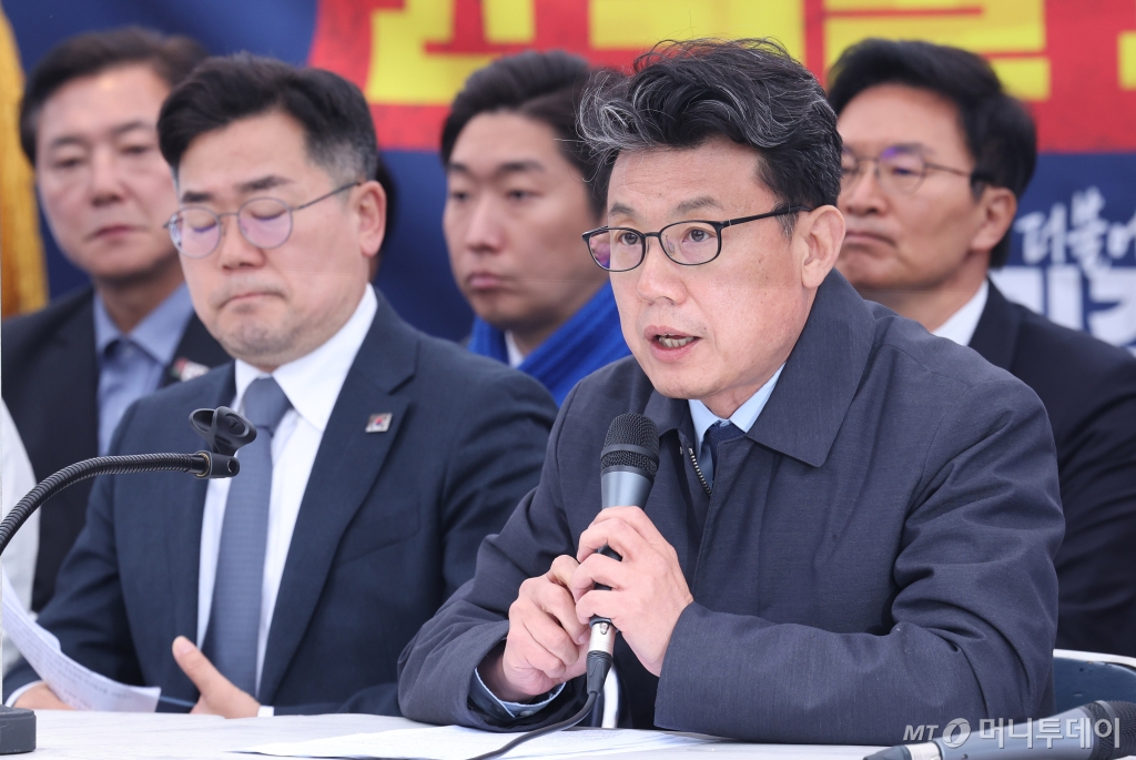 (서울=뉴스1) 박지혜 기자 = 진성준 더불어민주당 정책위의장이 27일 서울 종로구 광화문 앞 민주당 천막당사에서 열린 정책조정회의에서 발언하고 있다. 2025.3.27/뉴스1  Copyright © 뉴스1. All rights reserved. 무단 전재 및 재배포,  AI학습 이용 금지.