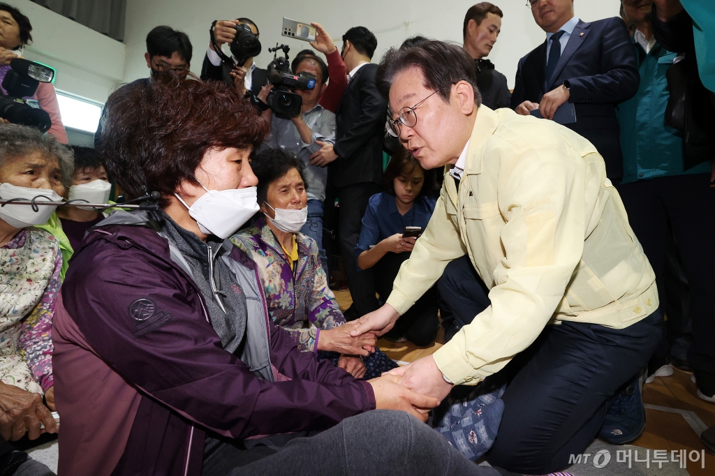 이재명 더불어민주당 대표가 27일 오전 경북 의성시 점곡체육회관에 마련된 산불 이재민 대피소를 찾아 피해 주민들을 격려하고 있다. (공동취재) 2025.03.27. /사진=뉴시스 /사진=