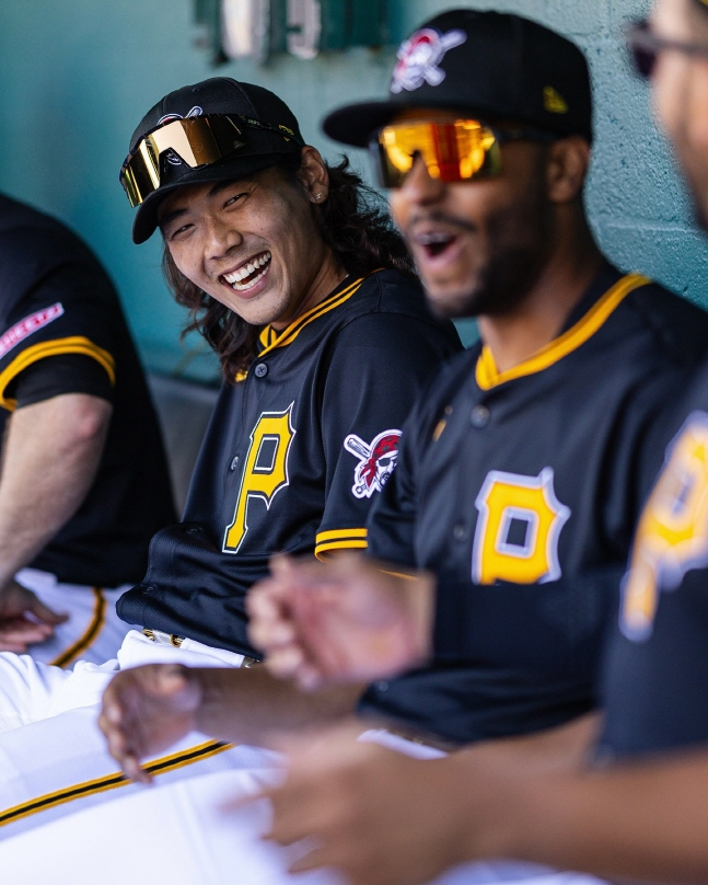 피츠버그 배지환(왼쪽). /사진=피츠버그 파이리츠 공식 SNS