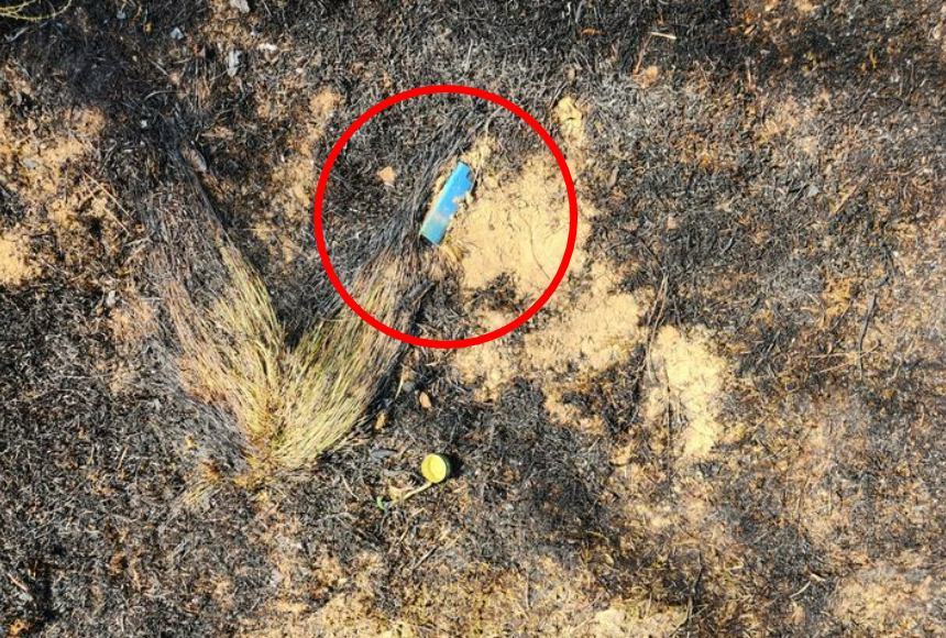 의성군 안평면 괴산1리에서 발생한 대형산불 첫 발화지인 묘소에 라이터와 소주병 뚜껑이 놓여 있다.／사진＝뉴시스