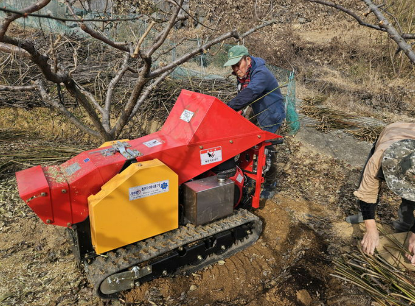  농민들의 불법 소각을 막기 위해, 지자체에선 임농부산물을 주기적으로 파쇄해주는 제도를 마련해 시행 중이다./사진=뉴시스