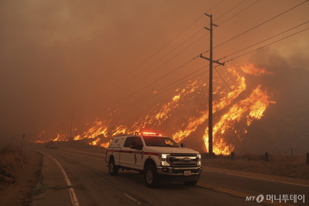 미 캘리포니아주 로스앤젤레스 외곽 캐스테이크 호수 인근에서 '휴즈 파이어'(Hughes Fire) 산불이 발생해 불길이 번지고 있다. 2025.01.23. /사진=뉴시스