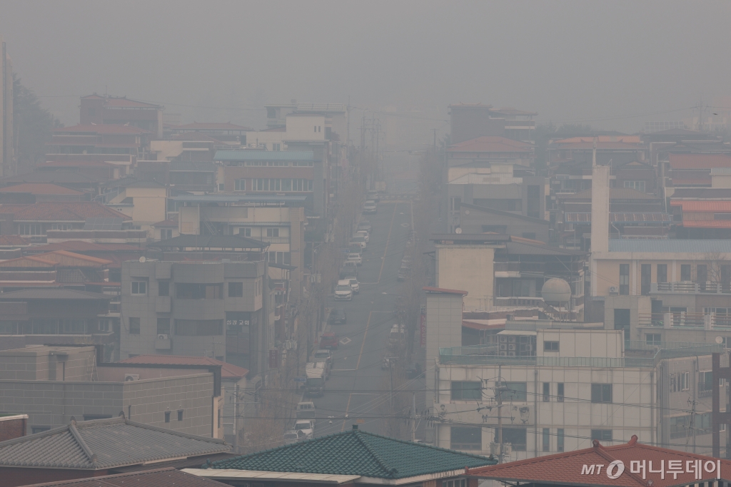 (안동=뉴스1) 김영운 기자 = 경북 의성 산불이 엿새째 이어지고 있는 27일 오전 경북 안동시내가 산불 연기로 뿌연 모습을 보이고 있다. 2025.3.27/뉴스1  Copyright © 뉴스1. All rights reserved. 무단 전재 및 재배포,  AI학습 이용 금지. /사진=(안동=뉴스1) 김영운 기자