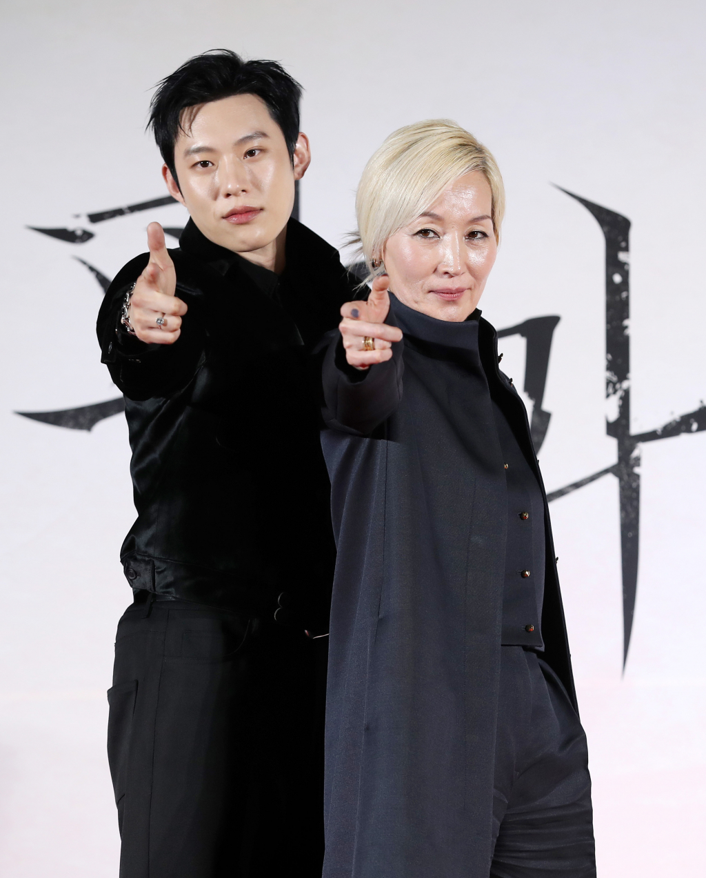 배우 김성철, 이혜영이 27일 서울 광진구 롯데시네마 건대입구에서 열린 영화 '파과'(감독 민규동) 제작보고회에 참석해 포즈를 취하고 있다. /사진=스타뉴스