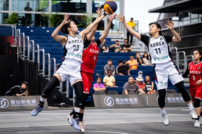 이다연(왼쪽)과 허유정이 상대 선수와 볼 다툼을 펼치고 있다. /사진=대한민국농구협회 제공