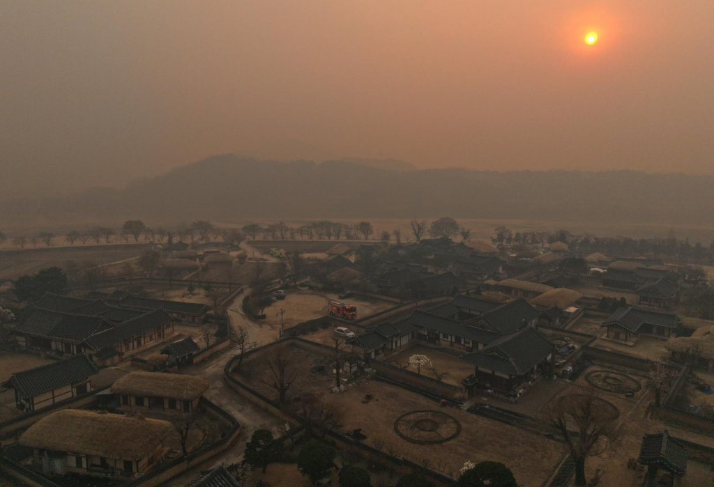 26일 의성 산불 화선이 경북 안동시 풍천면 안동하회마을인근으로 근접하자 산불 연무에 갇힌 하회마을 곳곳에 소방차가 대기하고 있다. /사진=뉴시스.