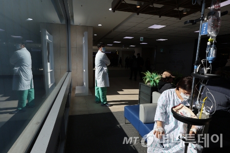 서울의 한 대학병원에서 의료진이 환자 옆을 지나가고 있다/사진=(서울=뉴스1) 신웅수 기자