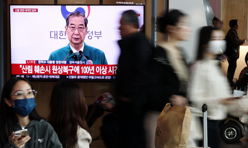 (서울=뉴스1) 오대일 기자 = 경북 의성 산불이 영남권 전체로 번지며 18명의 사망자가 발생하는 등 피해가 확산하는 가운데 26일 오전 서울역 대합실에서 시민들이 한덕수 대통령 권한대행 국무총리의 산불 관련 대국민 담화를 시청하고 있다. 2025.3.26/뉴스1 Copyright © 뉴스1. All rights reserved. 무단 전재 및 재배포, AI학습 이용 금지. /사진=(서울=뉴스1) 오대일 기자