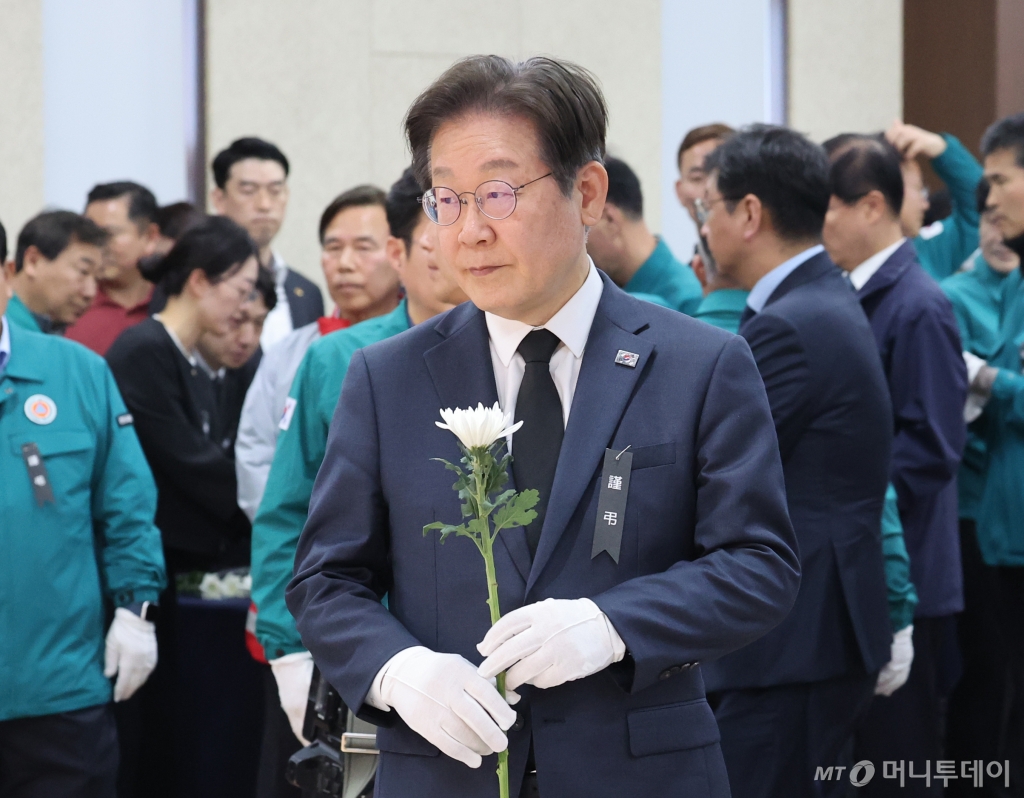 [의성=뉴시스] 김금보 기자 = 이재명 더불어민주당 대표가 27일 경북 의성군 의성군청소년문화의집에 마련된 '의성 산불 진화헬기 추락'으로 순직한 고 박현우 기장의 빈소를 찾아 헌화하고 있다. 2025.03.27. kgb@newsis.com /사진=김금보