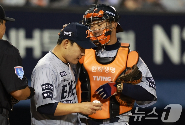 아쉬워하는 주현상(왼쪽)과 이재원. /사진=뉴스1