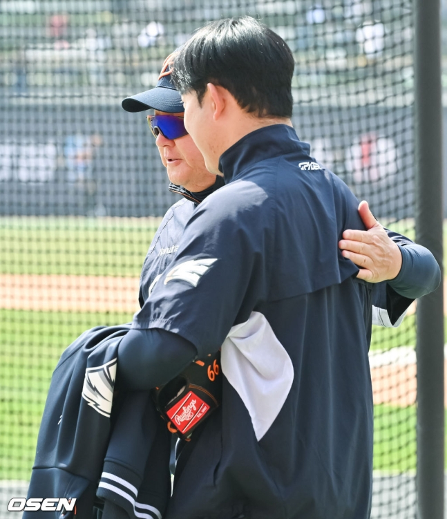 지난 수원에서 열린 KT와 시리즈에서 대화를 나누고 있는 김경문 감독(왼쪽)과 주현상.