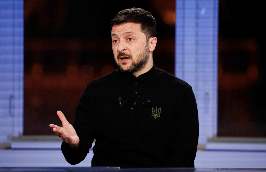 볼로디미르 젤렌스키 우크라이나 대통령이 26일(현지시간) 파리의 방송에 출연해 "우크라이나는 스스로를 방어함으로써 유럽을 방어하고 있다”고 밝히고 있다/AFPBBNews=뉴스1