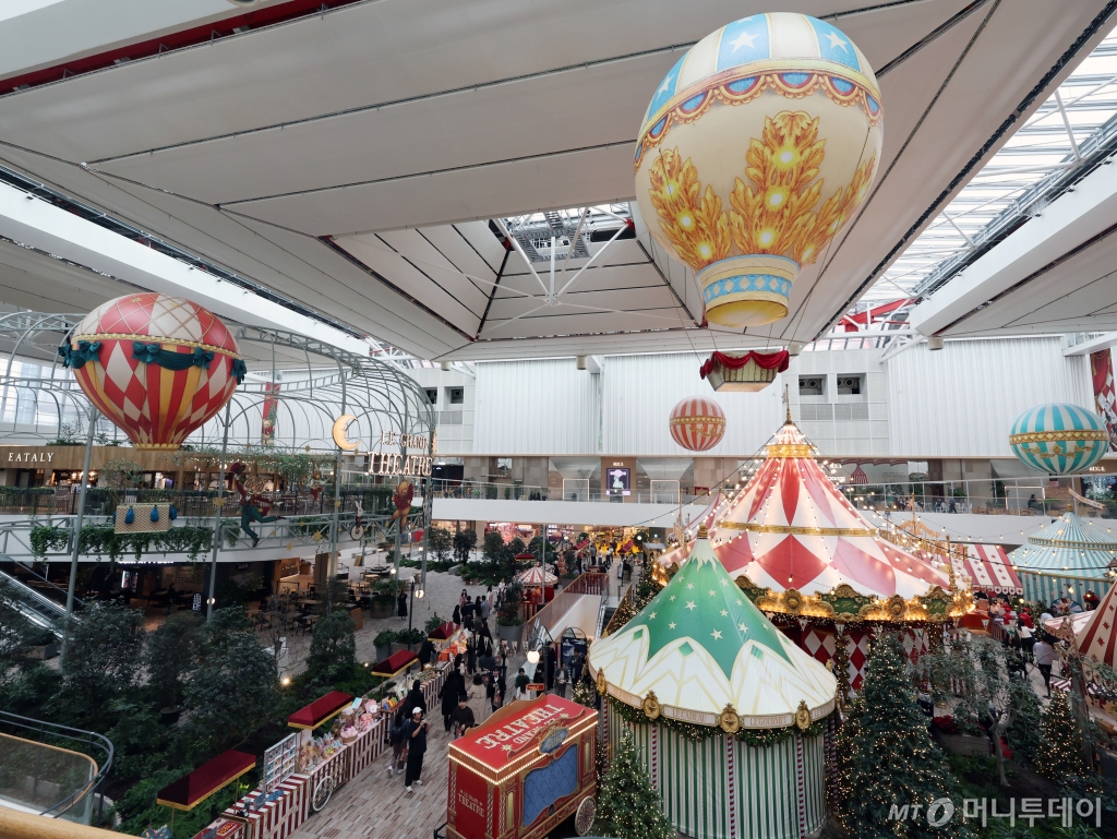 (서울=뉴스1) 황기선 기자 = 1일 서울 영등포구 여의도 더현대 서울 사운즈 포레스트에 크리스마스 장식이 설치돼 있다.  이번 시즌 콘셉트는 '움직이는 대극장'(LE GRAND THEATRE)으로 유럽 동화 속에 나오는 서커스 마을을 구현했다.  2024.11.1/뉴스1  Copyright © 뉴스1. All rights reserved. 무단 전재 및 재배포,  AI학습 이용 금지. /사진=(서울=뉴스1) 황기선 기자