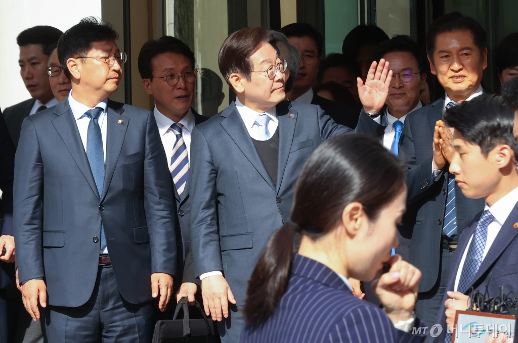 이재명 더불어민주당 대표가 26일 오후 서울 서초구 서울고등법원에서 열린 공직선거법 위반 사건 항소심에서 무죄를 선고받은 뒤 법원을 나서며 지지자들을 향해 인사하고 있다./ 사진제공=뉴시스