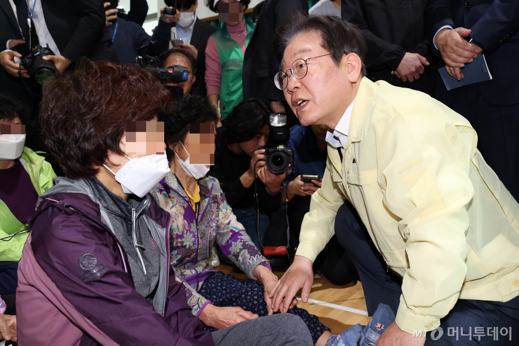 이재명 더불어민주당 대표가 27일 오전 경북 의성시 점곡체육회관에 마련된 산불 이재민 대피소를 찾아 피해 주민들을 격려하고 있다. / 사진제공=뉴시스