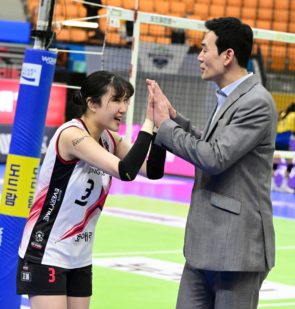 고희진(오른쪽) 정관장 감독과 염혜선. /사진=한국배구연맹(KOVO) 제공