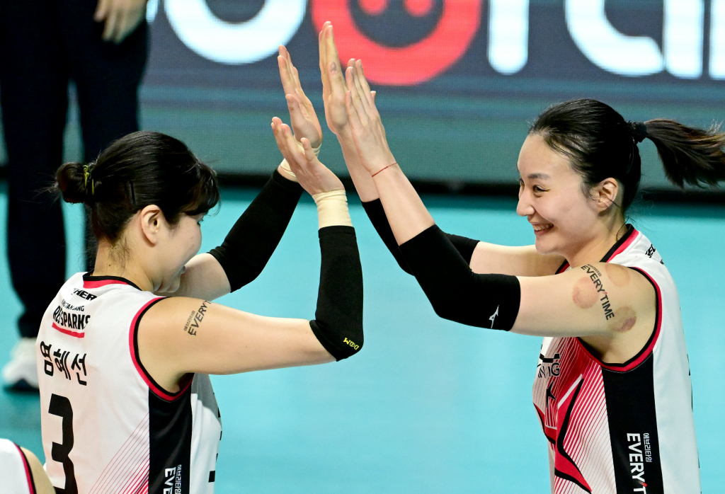 표승주(오른쪽)가 득점 후 염혜선과 함꼐 기뻐하고 있다. /사진=한국배구연맹(KOVO) 제공