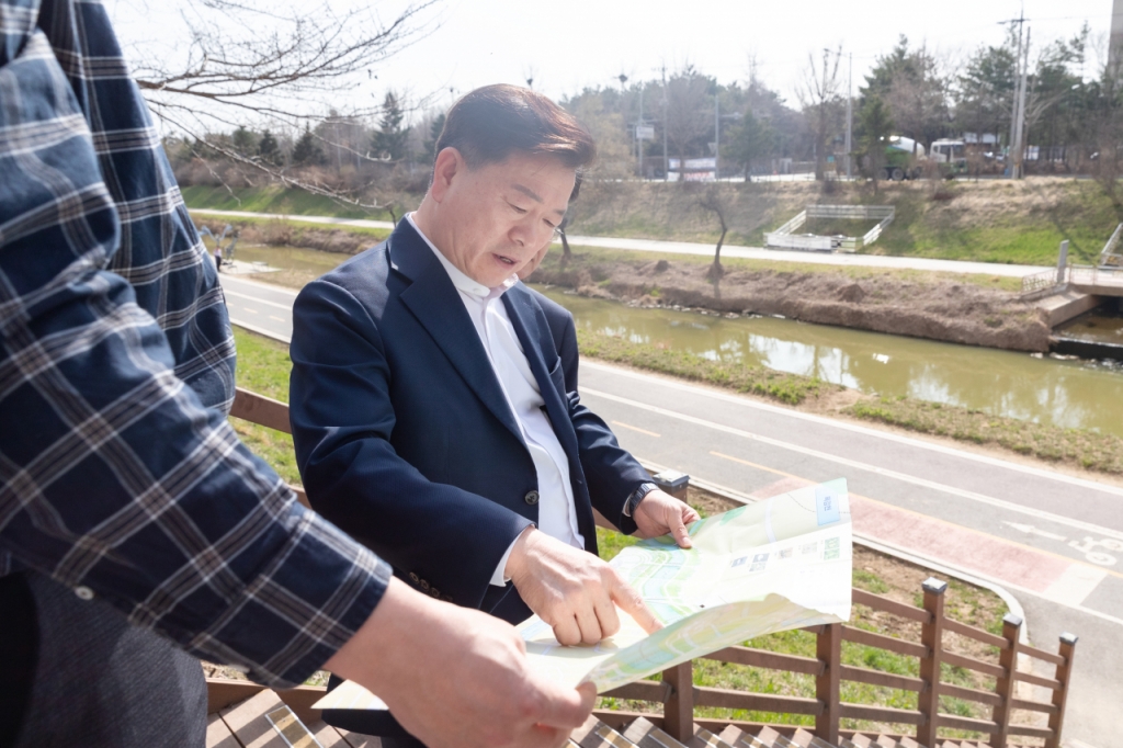 박승원 시장이 지난 26일 시민과 대화에서 나온 민원현장을 살피고 있다./사진제공=광명시