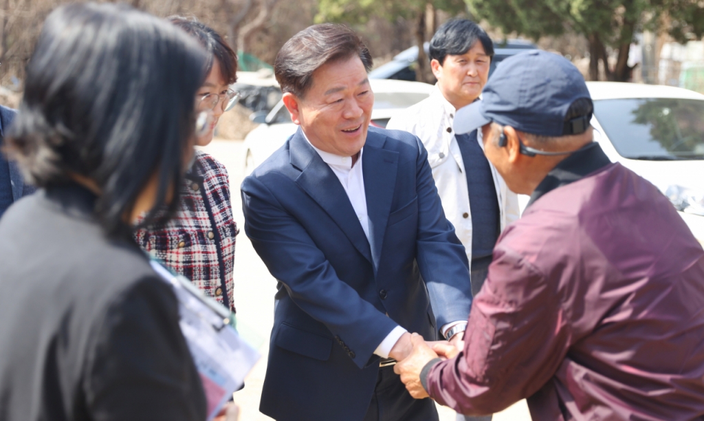 박승원 시장이 지난 26일 시민과 대화에서 나온 민원현장을 찾아 주민과 인사하고 있다. /사진제공=광명시