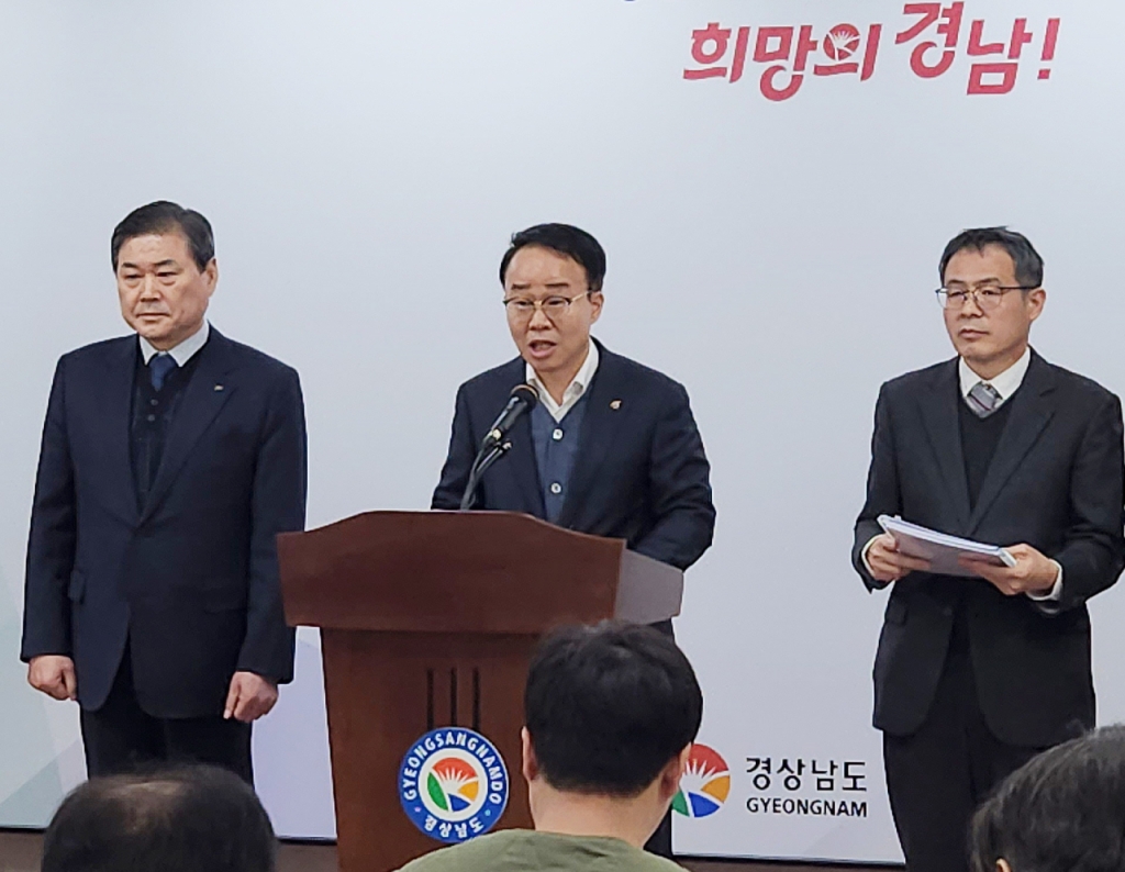 박성호 부산진해경제자유구역청장(가운데)이 지난 17일 웅동1지구 개발사업 정상화 방안을 설명하고 있다./사진제공=부산진해경제자유구역청