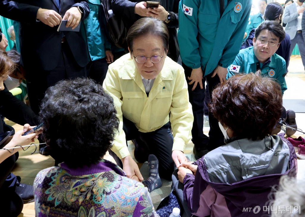 [의성=뉴시스] 김금보 기자 = 이재명 더불어민주당 대표가 27일 오전 경북 의성군 점곡체육회관에 마련된 산불 이재민 대피소에서 피해 주민들을 격려하고 있다. 2025.03.27. kgb@newsis.com /사진=김금보