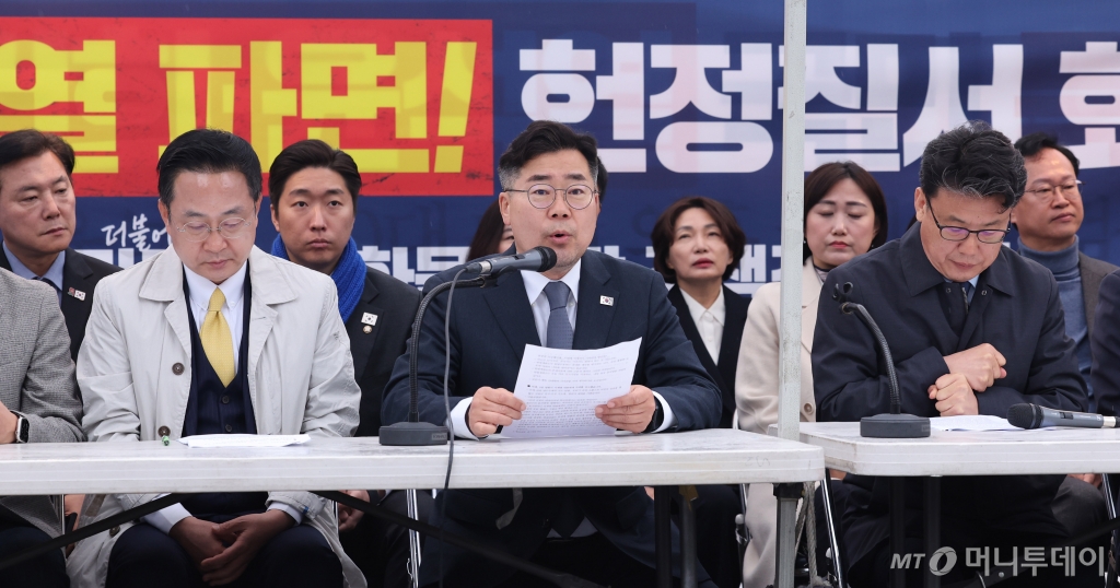 (서울=뉴스1) 박지혜 기자 = 박찬대 더불어민주당 원내대표가 27일 서울 종로구 광화문 앞 민주당 천막당사에서 열린 정책조정회의에서 발언하고 있다. 2025.3.27/뉴스1  Copyright © 뉴스1. All rights reserved. 무단 전재 및 재배포,  AI학습 이용 금지. /사진=(서울=뉴스1) 박지혜 기자