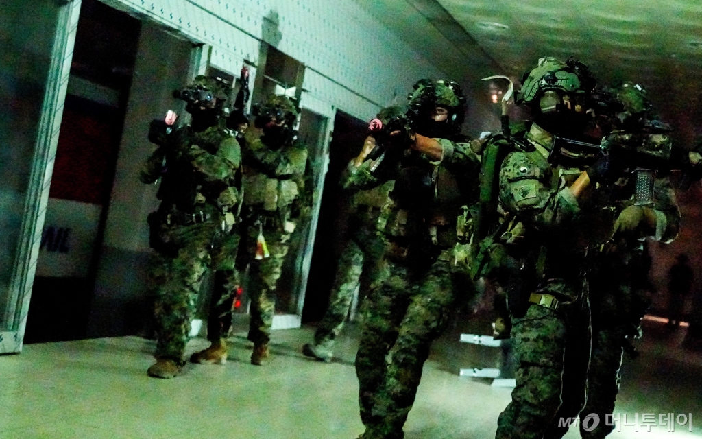 육군특수전사령부가 지난해 8월 경기 광주시 특수전학교 훈련장에서 '24 UFS/TIGER의 일환으로 공군 공정통제사(CCT) 및 미 2전투항공여단등과 함께 연합·합동 특수타격 훈련을 실시하는 모습. 사진과 기사는 무관. / 사진=육군