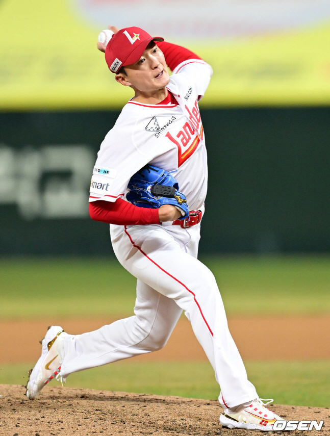 SSG 김건우가 27일 롯데전 2번째 투수로 등판해 역투하고 있다.