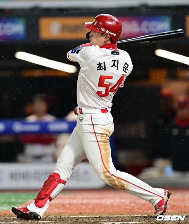 최지훈이 역전 3루타를 날리고 있다.