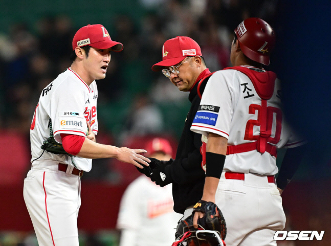 박종훈(왼쪽)이 4회 강판되고 있다.