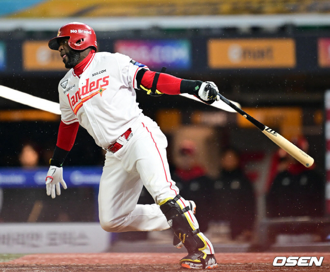 에레디아가 1타점 적시타를 날리고 있다.