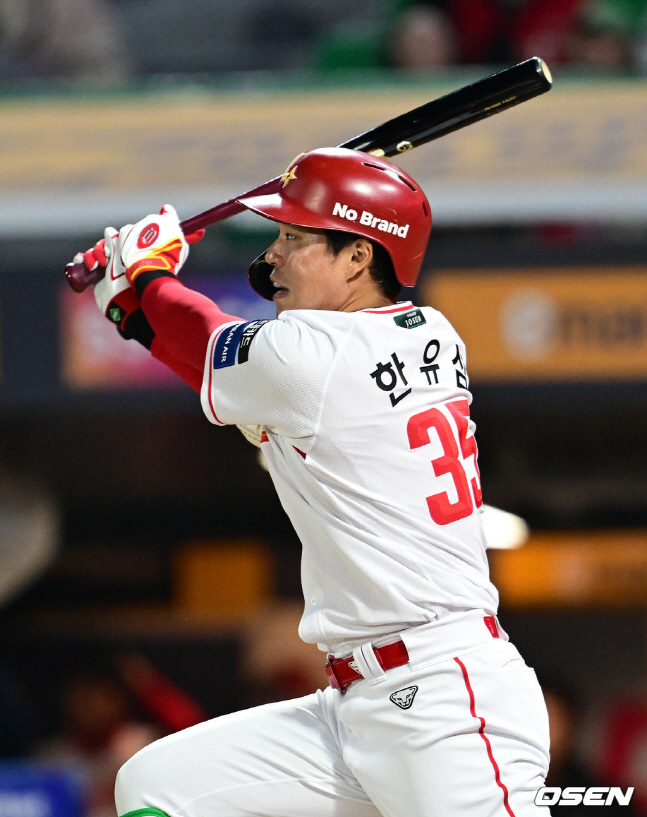 1타점 적시타를 날리는 한유섬.