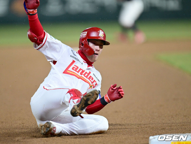 역전 적시타를 날리고 3루를 파고드는 최지훈.