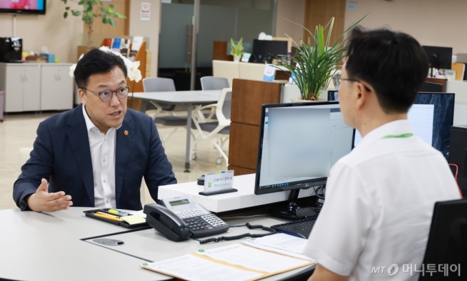 (서울=뉴스1) = 김병환 금융위원회 위원장이 티몬·위메프 정산지연 피해업체에 대한 유동성지원 프로그램 접수 첫 날인 9일 오전 서울 중구 신용보증기금 남대문 지점을 방문, 상담직원을 격려하고 있다. (금융위원회 제공) 2024.8.9/뉴스1 Copyright (C) 뉴스1. All rights reserved. 무단 전재 및 재배포, AI학습 이용 금지. /사진=(서울=뉴스1)