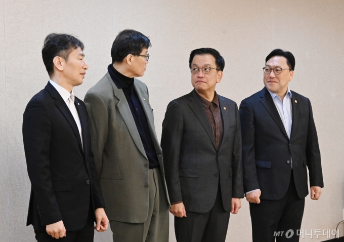 (서울=뉴스1) = 최상목 대통령 권한대행 부총리 겸 기획재정부 장관이 21일 서울 종로구 정부서울청사에서 열린 '거시경제·금융현안 간담회'에 앞서 기념촬영을 하고 있다. 왼쪽부터 이복현 금감원장, 이창용 한국은행 총재, 최상목 대통령 권한대행 부총리, 김병환 금융위원장. (기획재정부 제공. 재판매 및 DB 금지) 2025.2.21/뉴스1 Copyright (C) 뉴스1. All rights reserved. 무단 전재 및 재배포, AI학습 이용 금지. /사진=(서울=뉴스1)