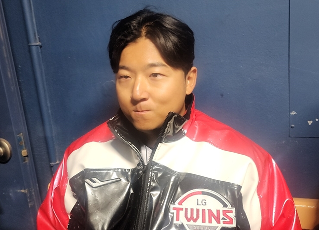 27일 경기 직후 인터뷰에 임하고 있는 송승기. /사진=박수진 기자