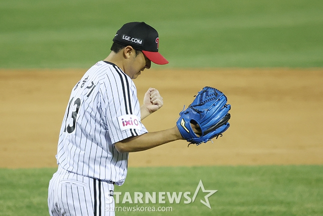 송승기가 위기를 넘기고 기뻐하는 모습. /사진=김진경 대기자
