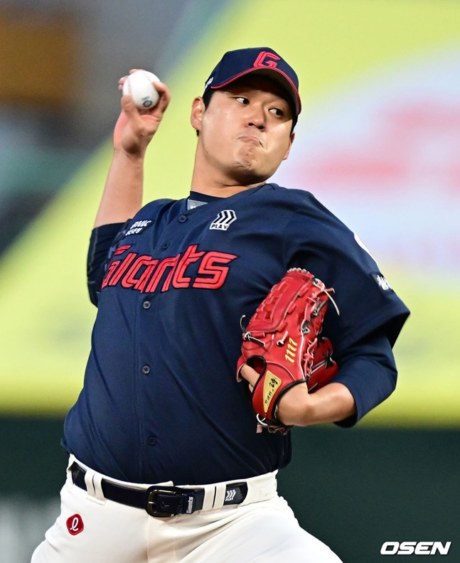 SSG전 역투하는 나균안.