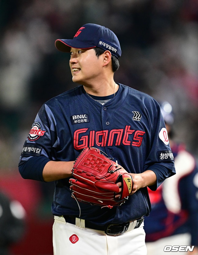 나균안이 5회 2사 만루에서 아쉬움을 나타내며 물러나고 있다.