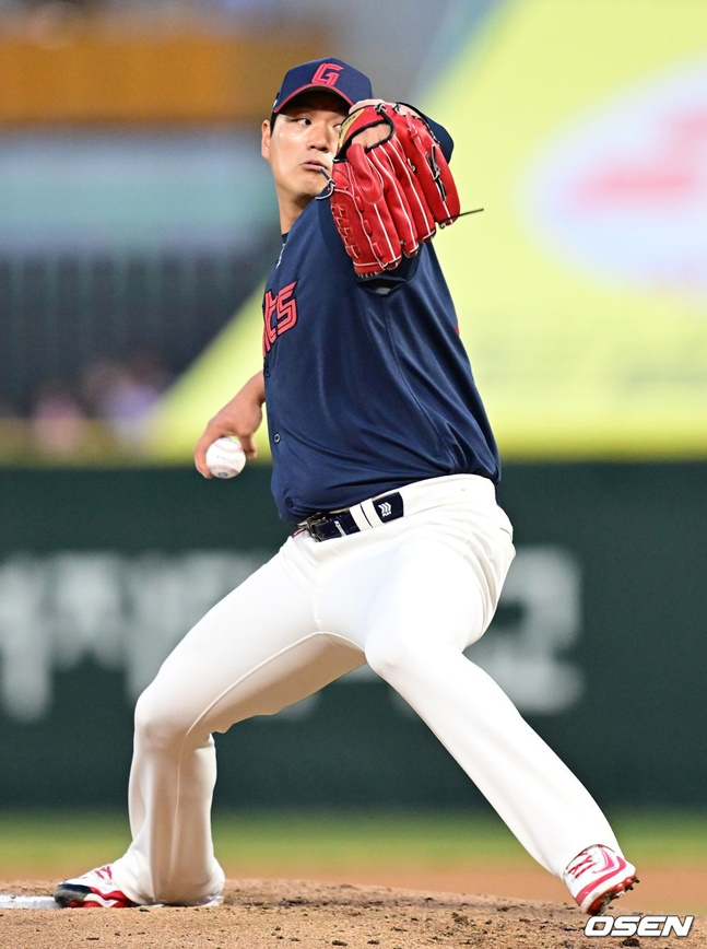 나균안이 SSG전 투구를 하고 있다.