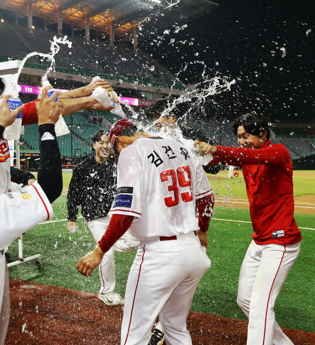 승리 후 동료들에게 물 세례를 받고 있는 김건우(가운데). /사진=SSG 랜더스 제공