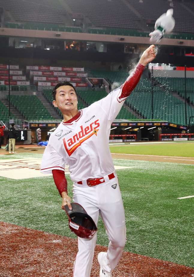 김건우가 승리 기념 인형을 팬들에게 던져주고 있다. /사진=SSG 랜더스 제공