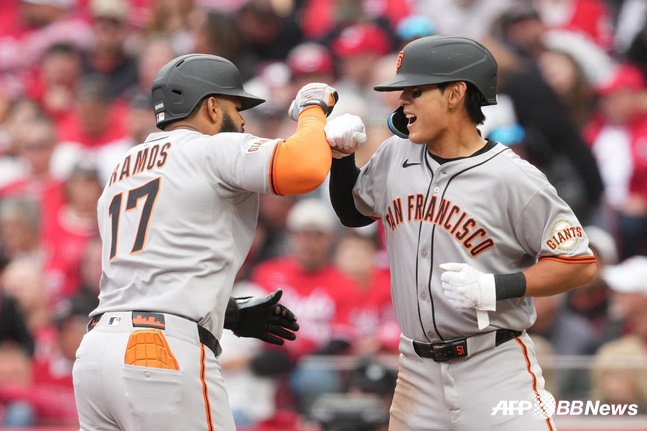 샌프란시스코 이정후(오른쪽)가 28일 신시내티와 시즌 개막전에서 4회초 라모스의 홈런 때 홈을 밟고 함께 기뻐하고 있다. /AFPBBNews=뉴스1