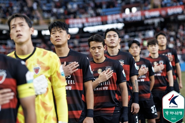 포항스틸러스 선수단. 왼쪽에서 3번째 이태석. /사진=한국프로축구연맹 제공