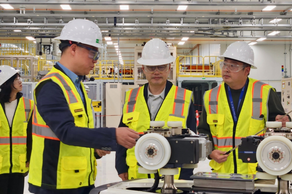 윤희성 수출입은행장(왼쪽에서 세번째)이 27일(현지시간) 배터리 업계와의 소통 강화를 위해 미국 조지아주에 위치한 현대차-SK온 합작법인의 건설 현장을 방문했다./사진=수출입은행 제공