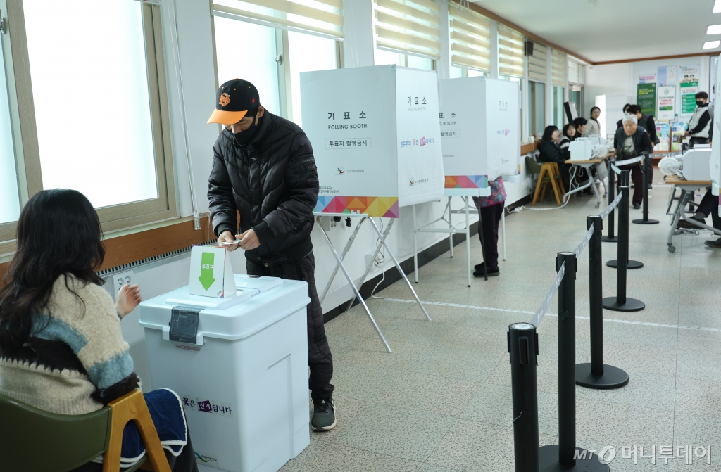 (담양=뉴스1) 김태성 기자 = 4·2 담양군수 재선거 사전투표 첫날인 28일 전남 담양군 봉산면주민센터에서 유권자들이 투표를 하고 있다. 2025.3.28/뉴스1 Copyright © 뉴스1. All rights reserved. 무단 전재 및 재배포, AI학습 이용 금지. /사진=(담양=뉴스1) 김태성 기자