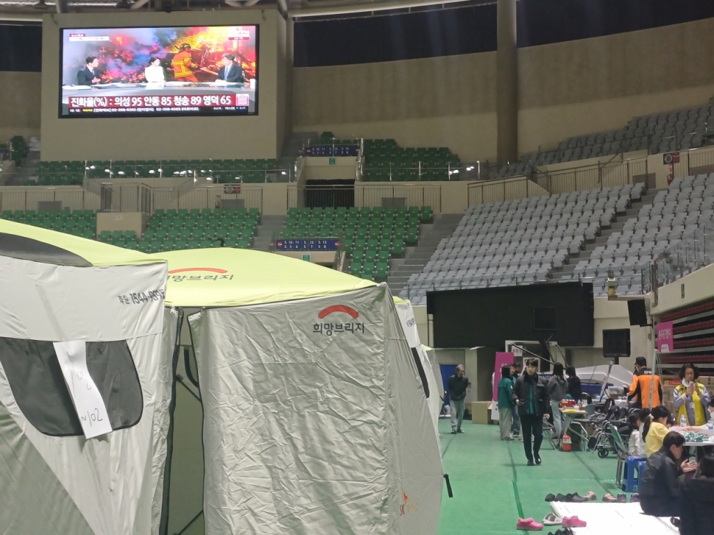 28일 오전 안동체육관 대피소 내부 모습. /사진=오석진 기자