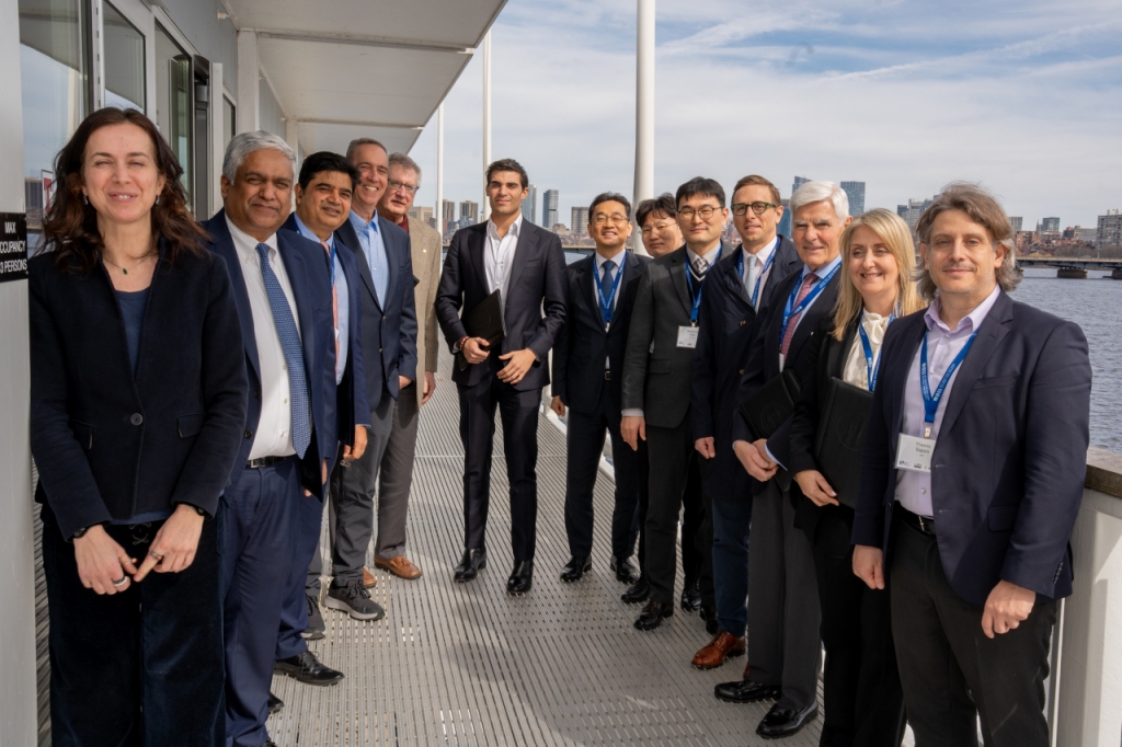 HD한국조선해양이 18일(현지시간) MIT에서 ‘MIT 조선해양 컨소시엄'의 발족식을 가졌다. 오른쪽 첫 번째 테미스 삽시스 MIT 해양공학센터장, 일곱 번째 장광필 HD한국조선해양 미래기술연구원장