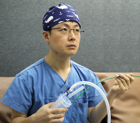 채한규 교수가 흡입형 요관 내시경을 설명하고 있다./사진=강동성심병원