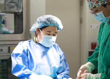 한지연 교수의 시술 모습/사진=강동성심병원